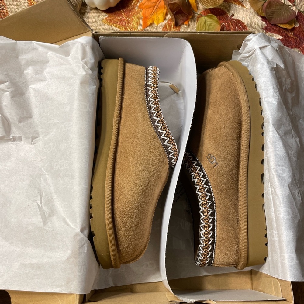 Brand new UGG Tasmans in chesnut!
